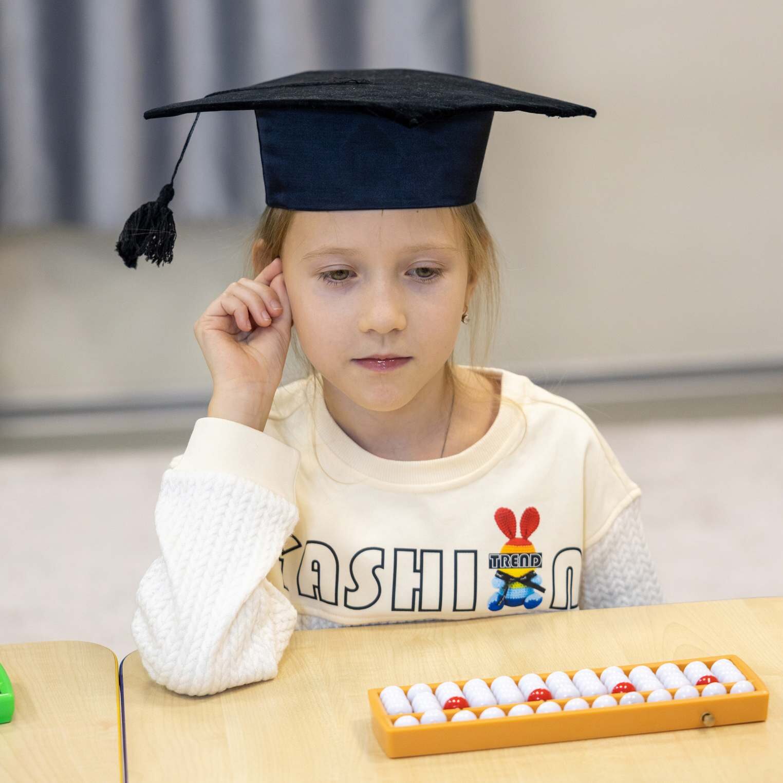 Ментальная математика - девочка в квадратной шляпе перед счетами. Солнечный Зайчик, Реутов