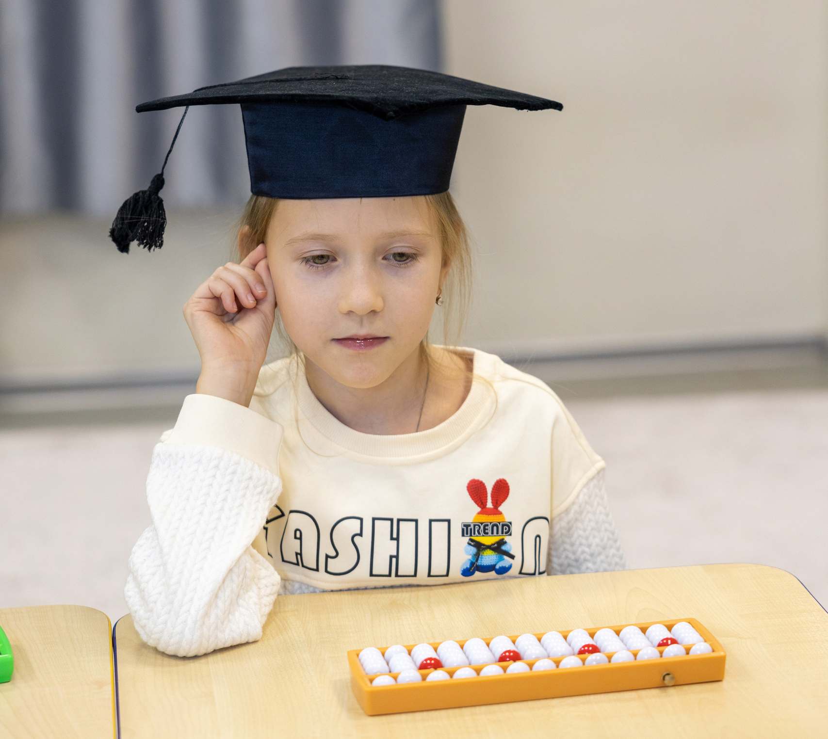 Ментальная математика - девочка в квадратной шляпе перед счетами-абак. Солнечный Зайчик, Реутов