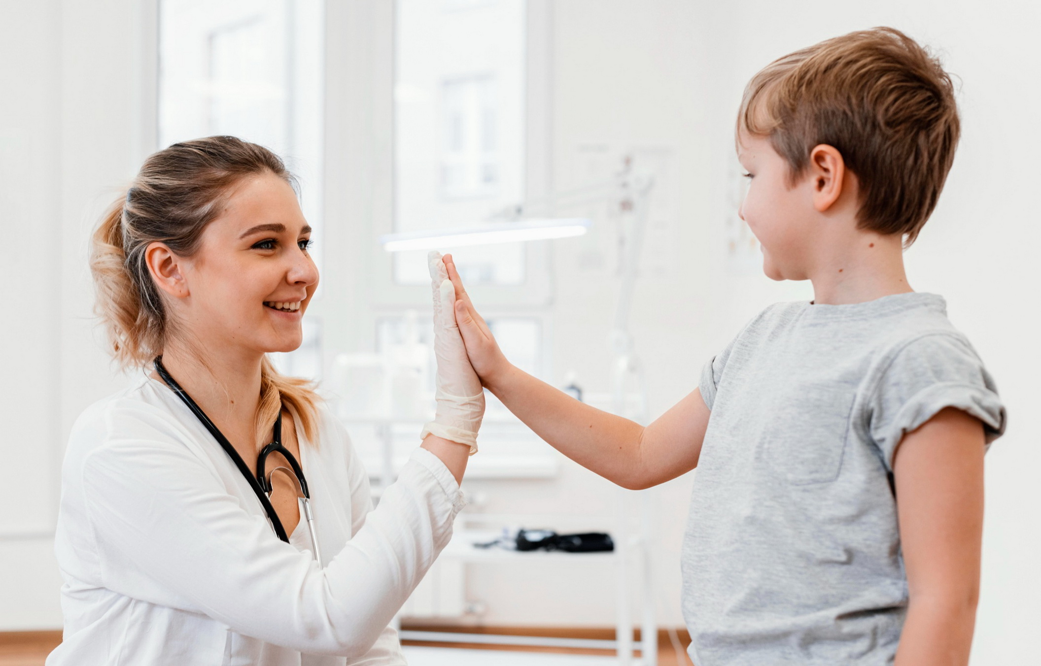 Радостный ребёнок и медсестра в медицинском кабинете
